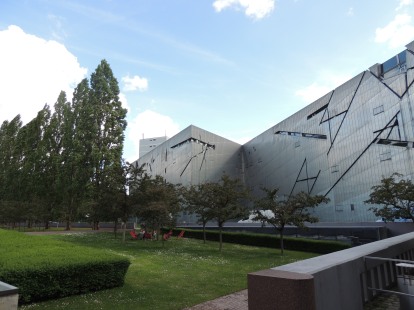 The exterior of the Jewish Museum makes it look like the whole thing is made out of metal pieces. 